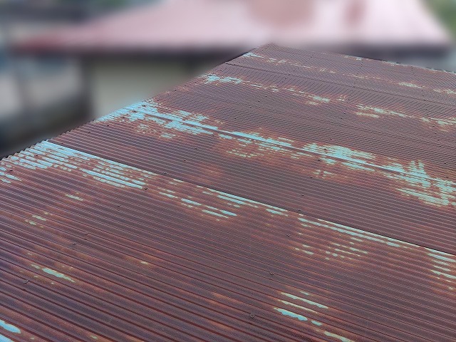 屋根材交換前の錆びたトタン屋根